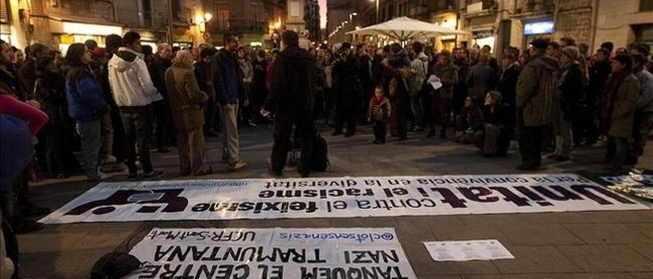 Concentración en la plaza del Pedró, en el Raval, contra el racismo, este martes.