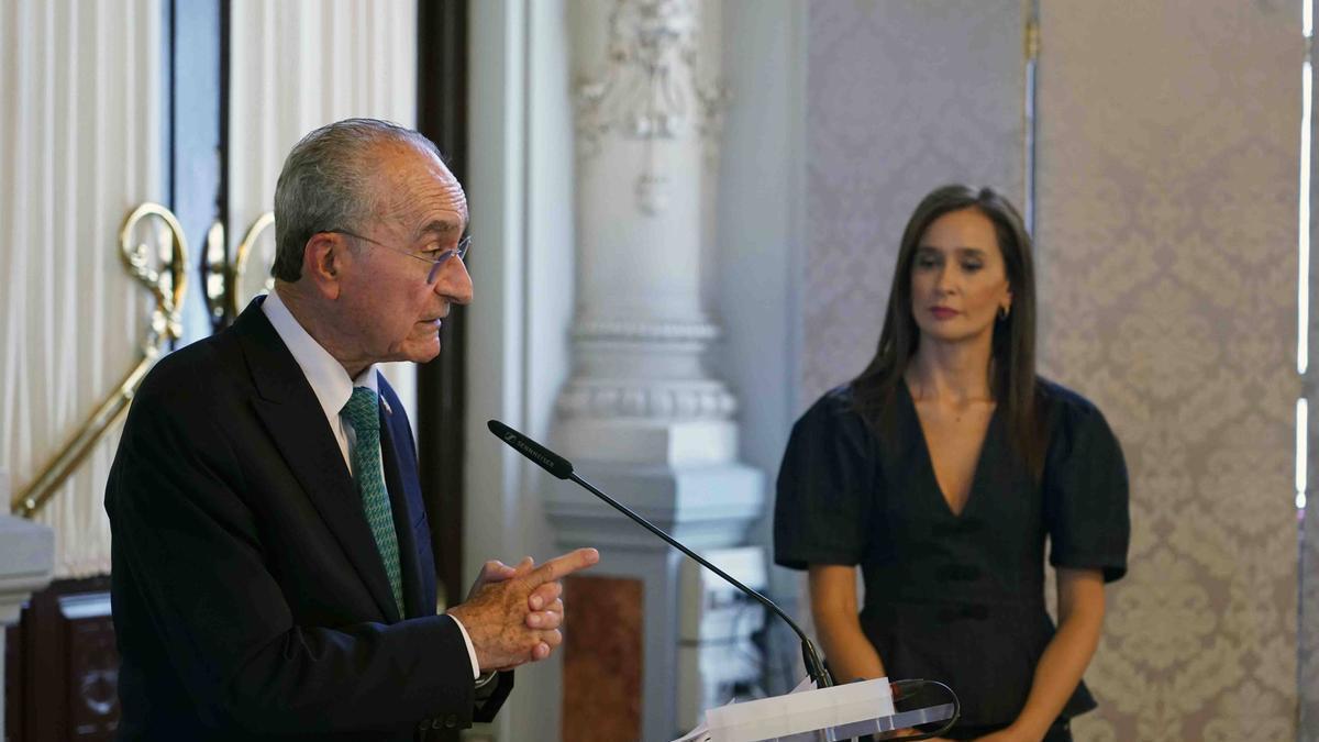 El alcalde de Málaga, Francisco de la Torre, junto a la portavoz del equipo de Gobierno, Elisa Pérez de Siles, durante una rueda de prensa