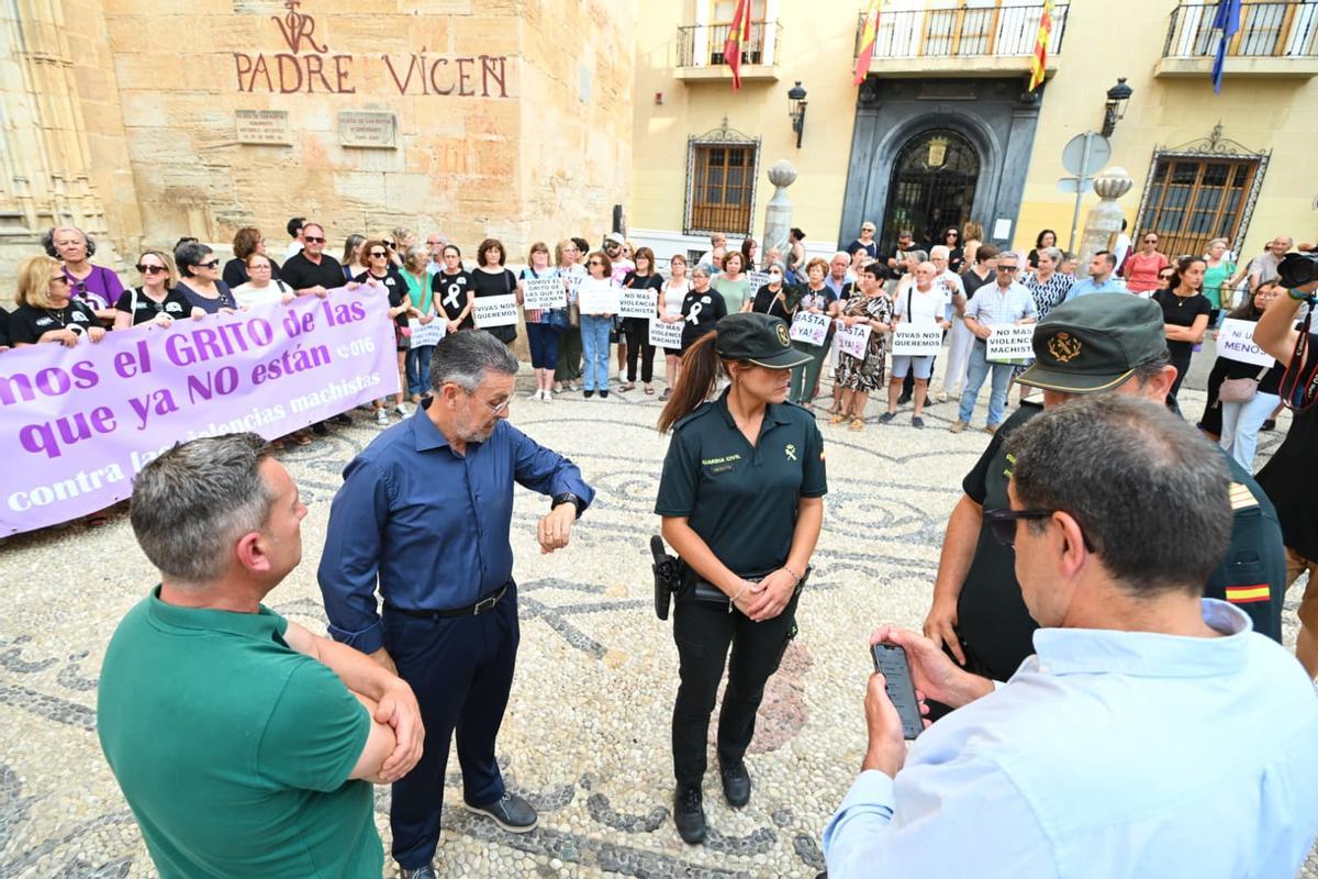 Minuto de silencio tras el crimen machista que ha acabado con la vida de Patricia en Callosa de Segura Minuto de silencio tras el crimen machista que ha acabado con la vida de Patricia en Callosa de Segura