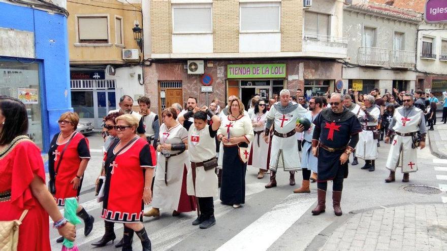 Las kábilas y mesnadas toman las calles de la localidad en el pasacalles de la mañana