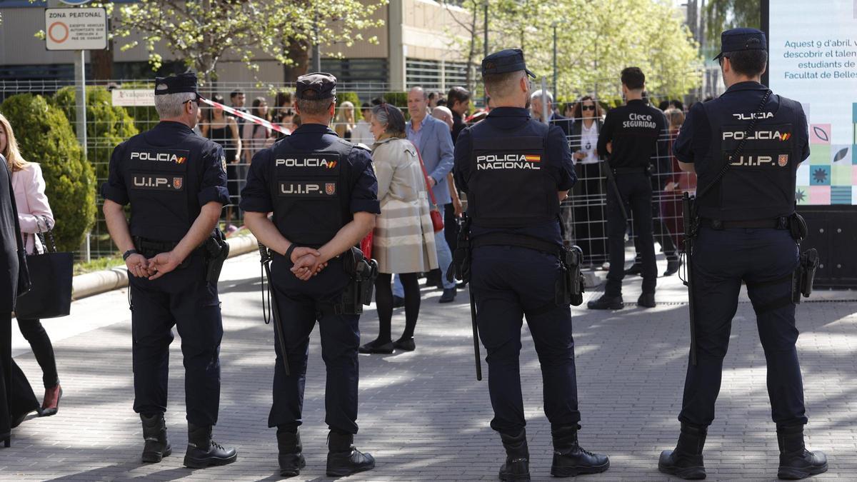 Agentes de Policía desplegados ayer en la Politècnica ante la valla de obra que blindaba el acceso al rectorado.