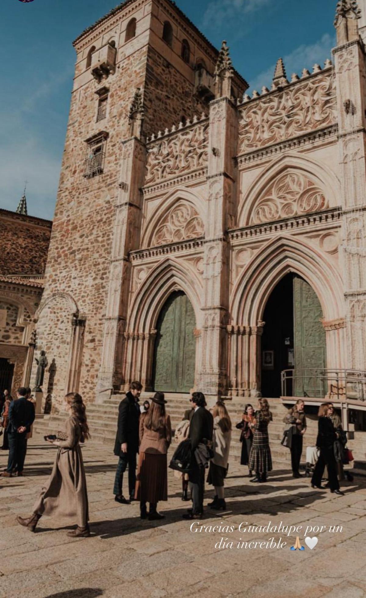 Invitados a las puertas del Monasterio de Guadalupe.