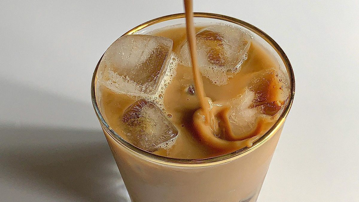 Miles de reacciones por un café con hielo en un aeropuerto: la polémica está servida