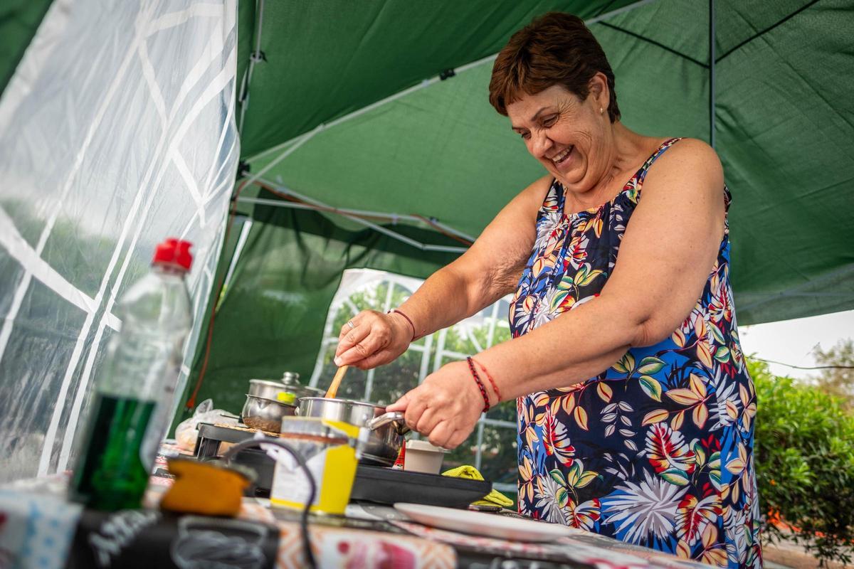 Antonia Lorenzo, campista recurente en el camping cocinando una boloñesa