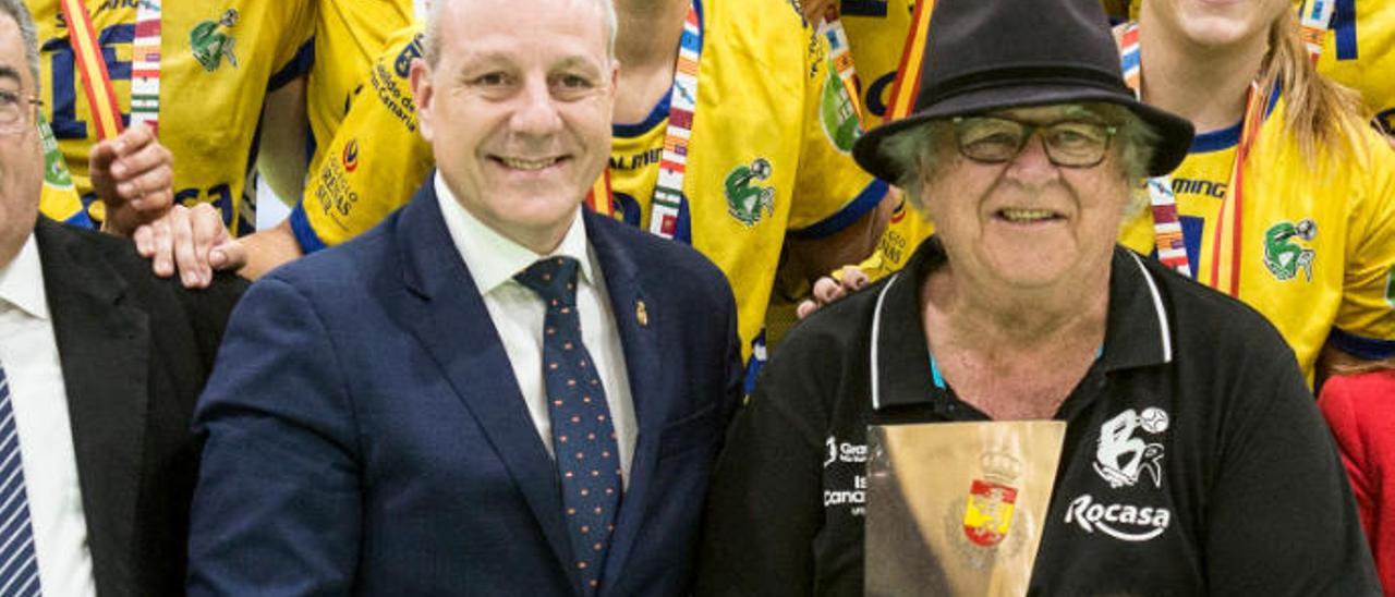 Antonio Moreno, presidente del Rocasa, celebra el título liguero.