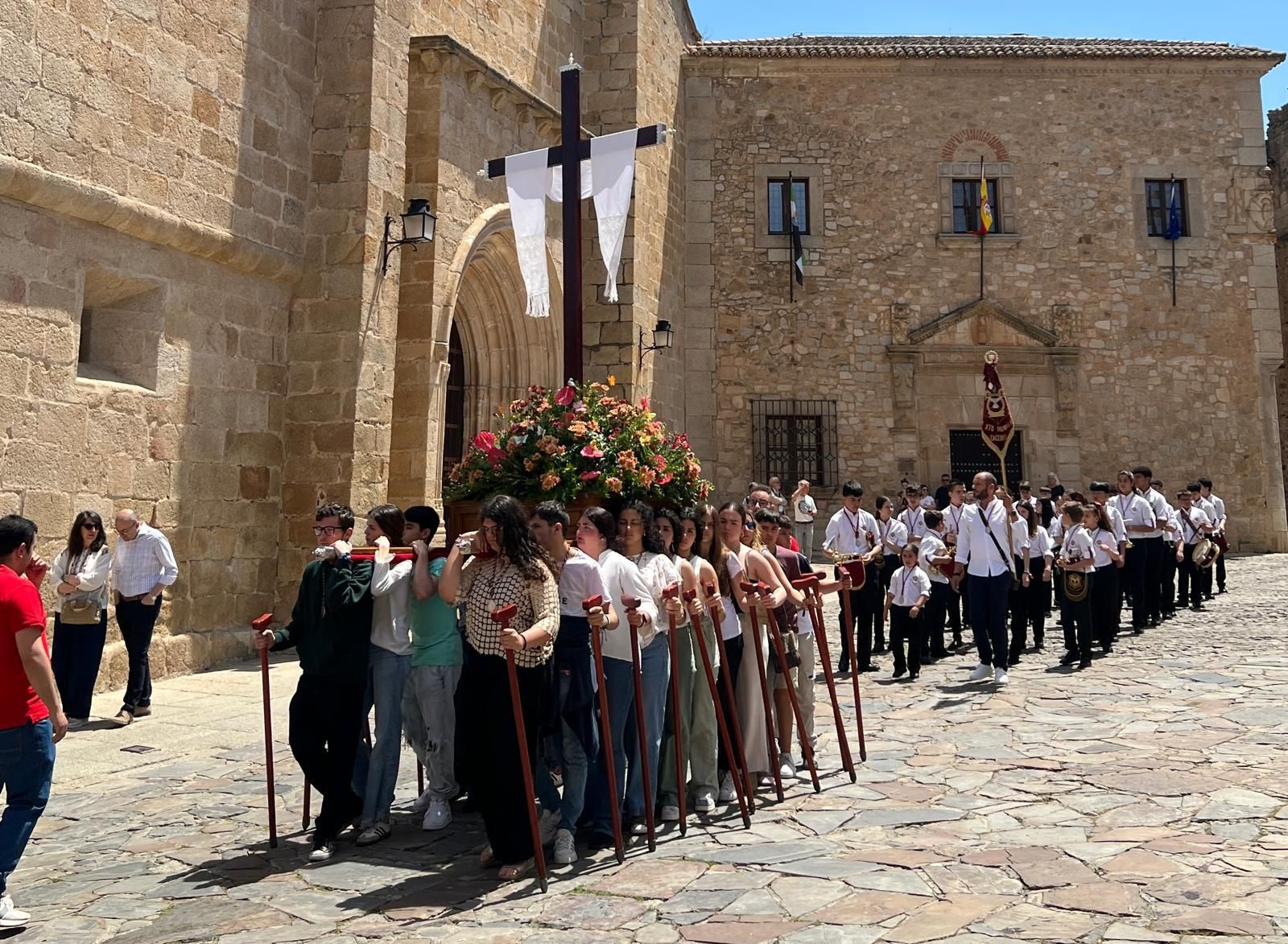 La Sagrada Cena celebra la Cruz de Mayo con una procesión en Cáceres
