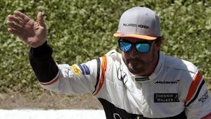 Fernando Alonso saluda al público de Montmeló tras su extraordinario séptimo puesto en la parrilla de salida de mañana en el GP de España de F-1.