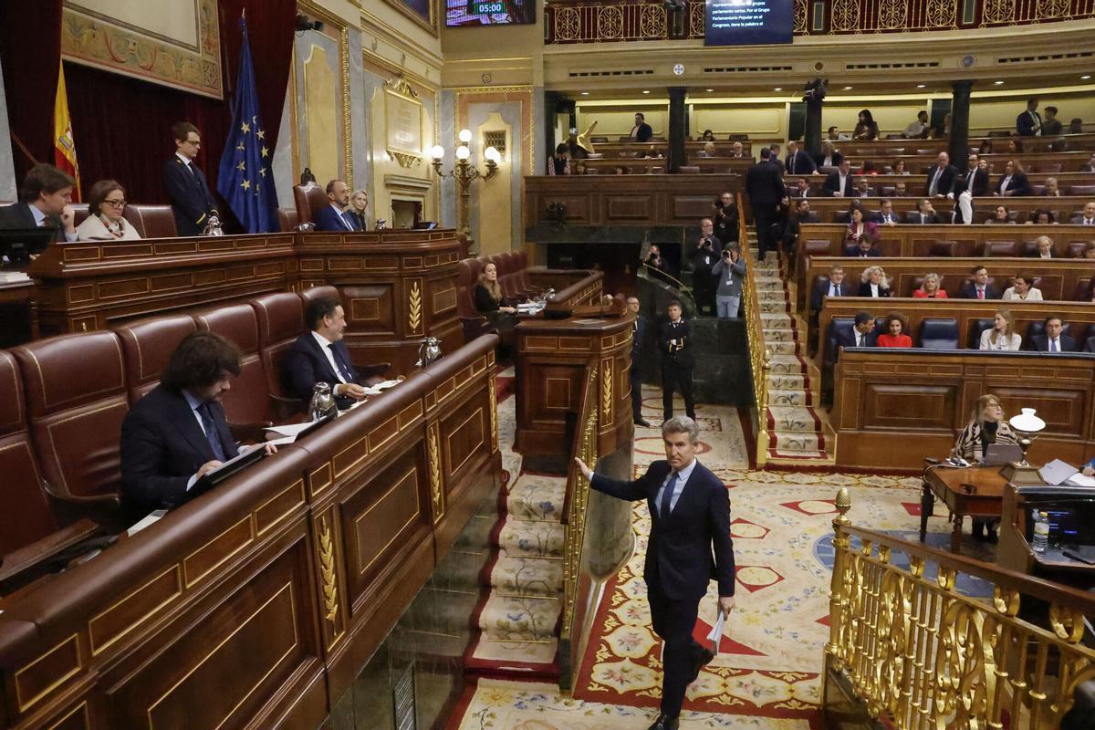 MADRID, 11/02/2026.- El líder del PP, Alberto Núñez Feijóo antes de intervenir en el pleno en el que ha comparecido el presidente del Gobierno, Pedro Sánchez para hablar sobre la crisis ferroviaria tras los accidentes de Adamuz (Córdoba) y Barcelona, y sobre la agenda internacional. EFE/Javier Lizón