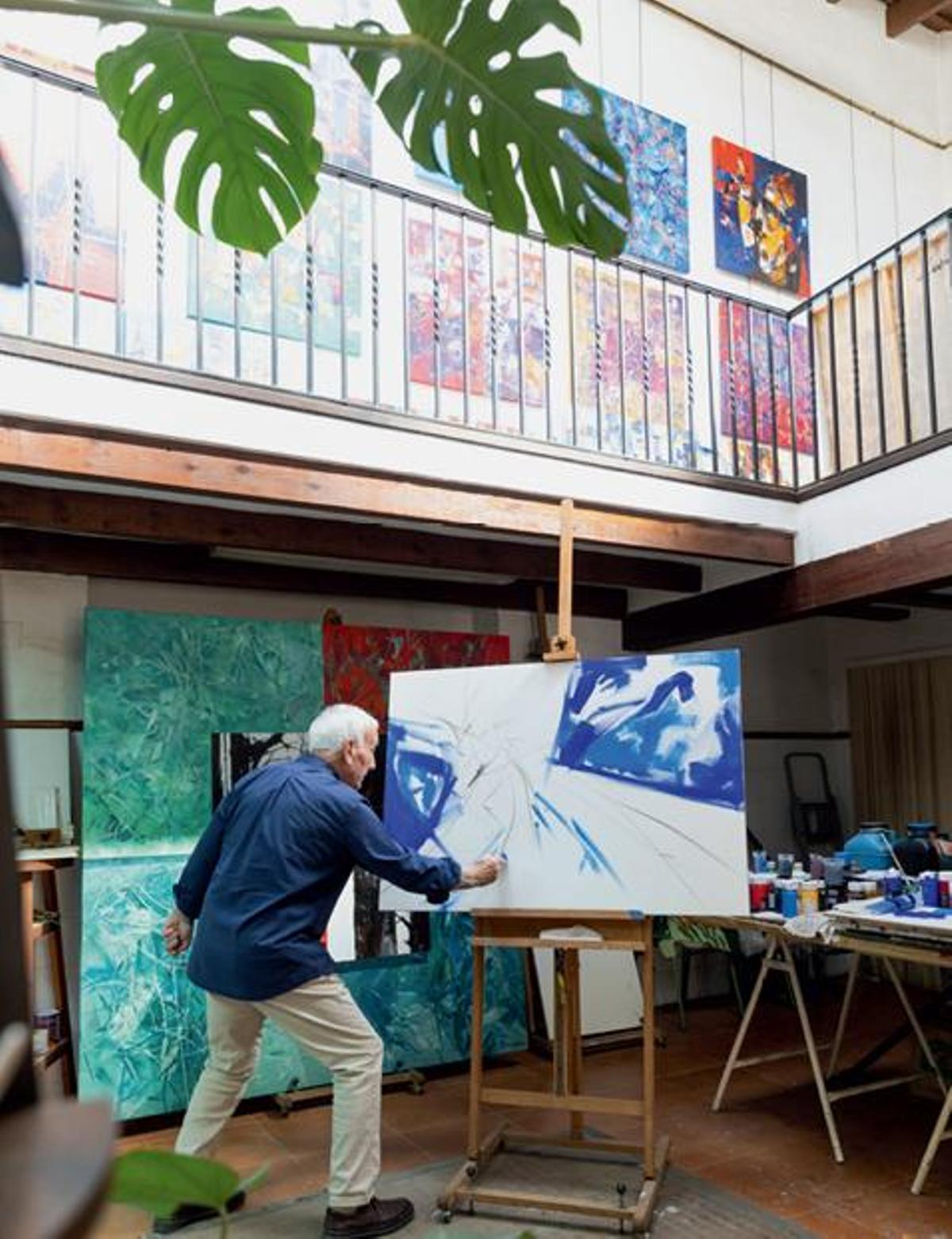 Enrique Sanisidro pintando en un patio interior