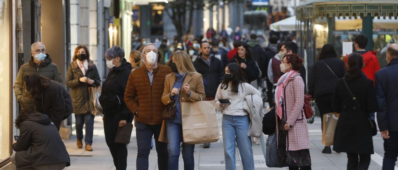 Ambiente, ayer, en la zona comercial de la calle Palacio Valdés. | Luisma Murias