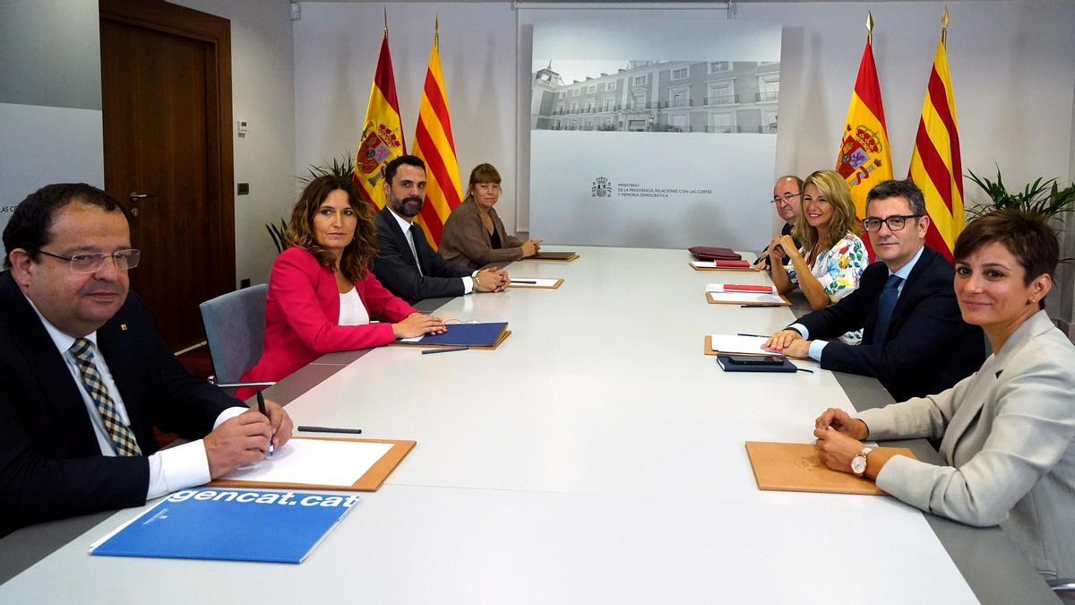 El conseller de Interior catalán, Joan Ignasi Elena; la consellera de la Presidencia, Laura Vilagrà; el conseller de Empresa y Trabajo, Roger Torrent; la consellera de Cultura, Natàlia Garriga; el ministro de Cultura, Miquel Iceta; la vicepresidenta segunda y ministra de Trabajo, Yolanda Díaz; el ministro de Presidencia, Félix Bolaños, y la portavoz de Gobierno y ministra de Política Territorial, Isabel Rodríguez, celebran la tercera reunión de la mesa de diálogo sobre el conflicto en Cataluña, este miércoles, en el complejo del Palacio de la Moncloa, en Madrid