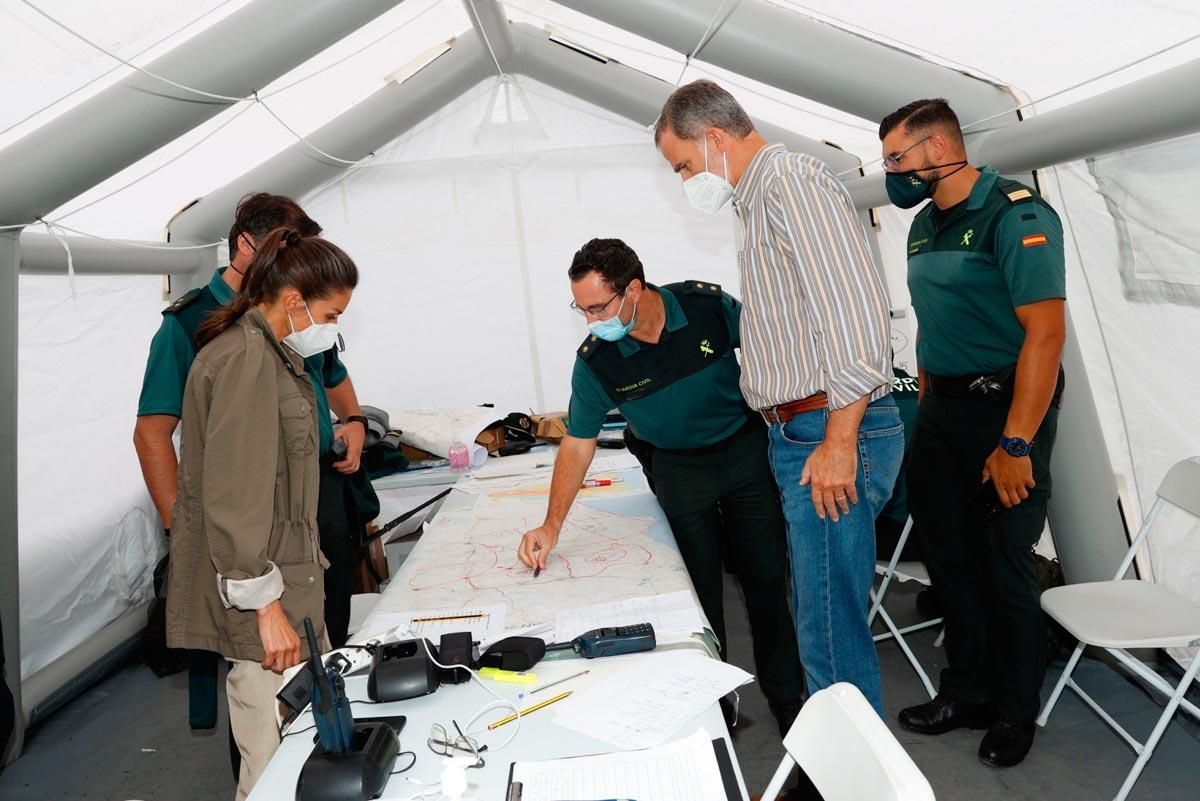 La reina Letizia y el rey Felipe VI se reúnen en La Palma con expertos y cuerpos de seguridad en los puntos estratégicos