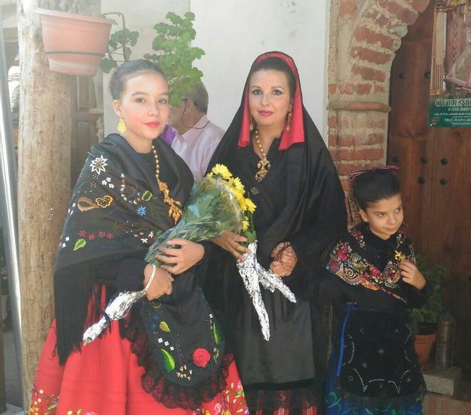 Desiré Cárdenas y sus hijas mantienen viva la tradición de la Ofrenda Floral de Guadalupe, un legado de generaciones