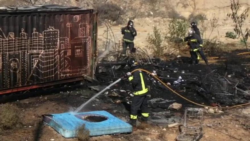 Los bomberos apagan el fuego en el Gran Guanarteme