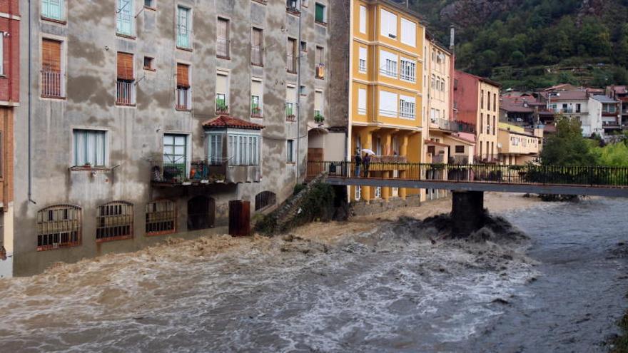 La força del riu a Ribes de Freser ha inundat baixos i magatzems