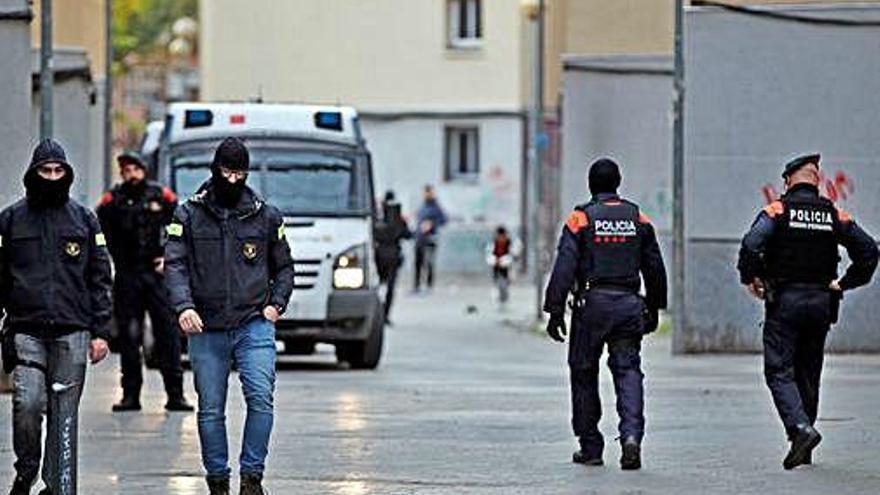 Un moment de l&#039;operatiu policial d&#039;ahir a Badalona