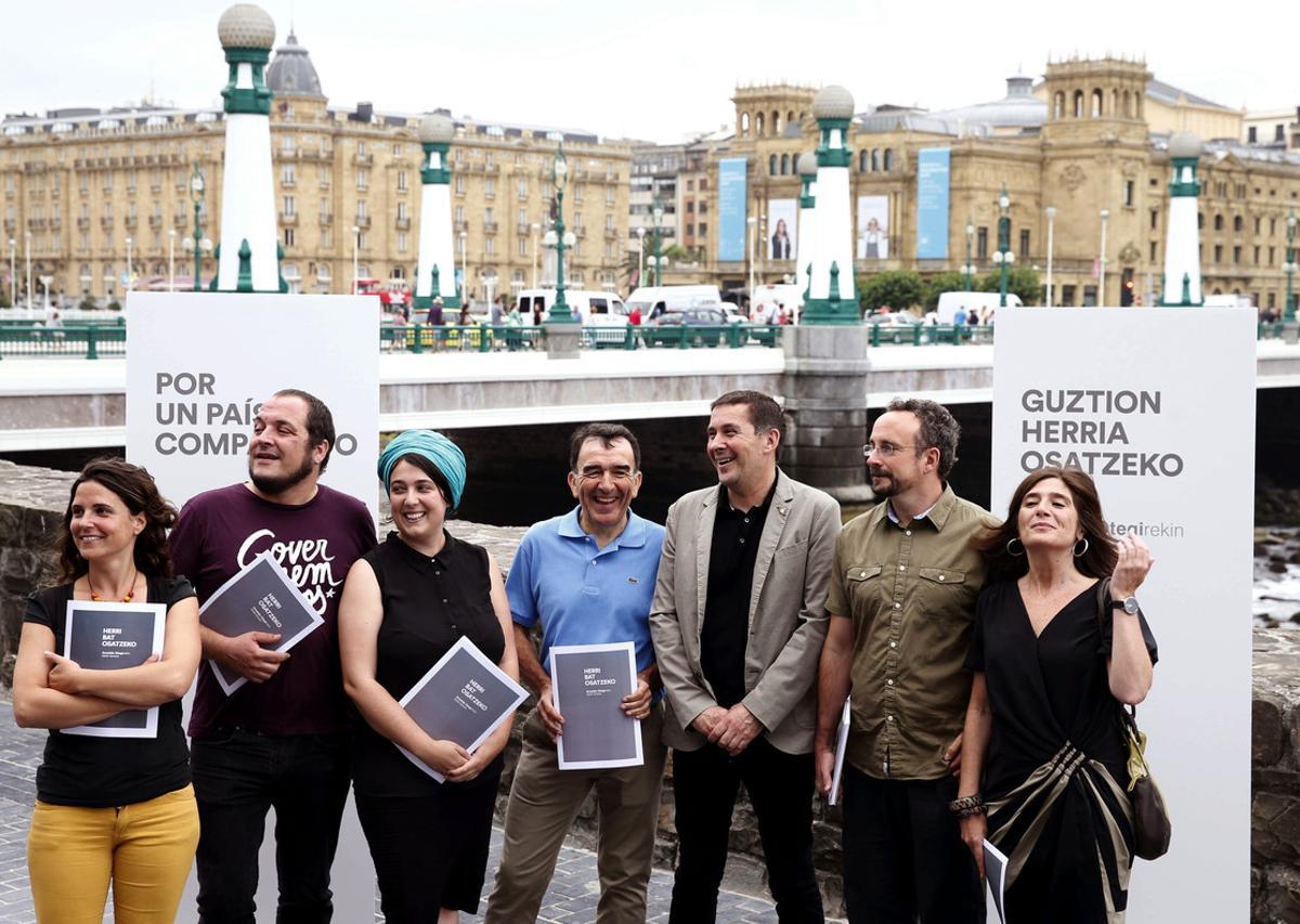 GRA090. SAN SEBASTIÁN, 20/07/2016.- El candidato a lehendakari por EH Bildu, Arnaldo Otegi (3d), posa junto a parte de su equipo de trabajo para las próximas elecciones autonómicas, Nerea Idigoras (i), David Fernández (2i), Oihana Etxebarrieta (3i), Iñigo Iruin (4i), Unai Pascual (2d), y Helena Franco (d), tras una conferencia de prensa celebrada hoy en San Sebastián. EFE/Juan Herrero