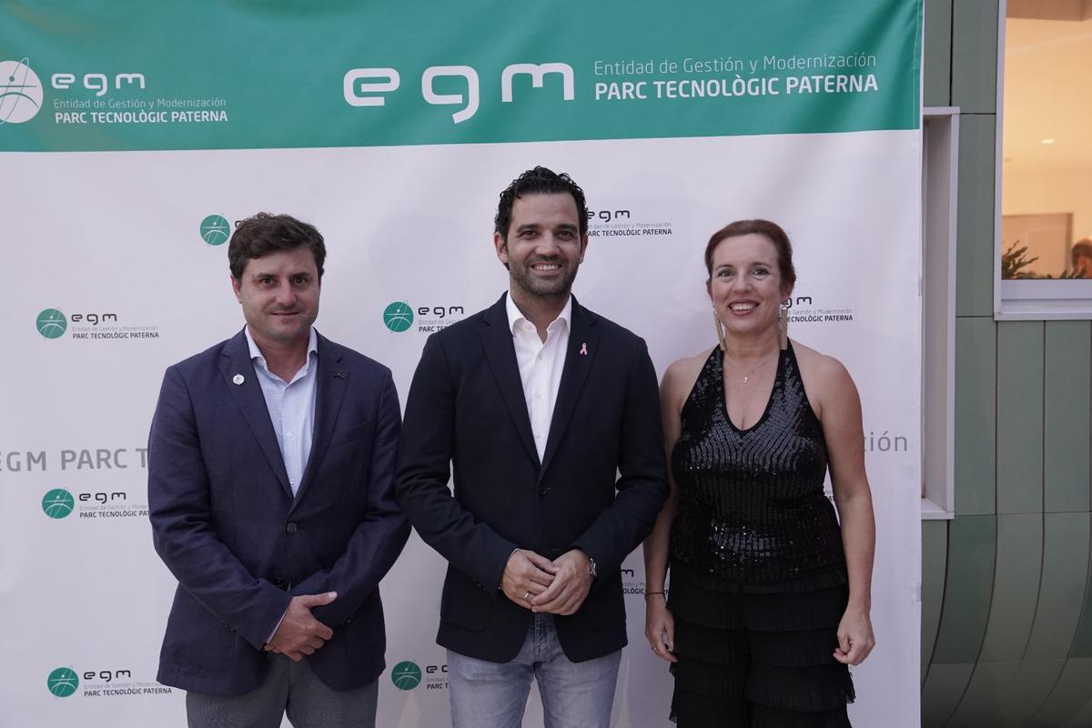 El presidente de la EGM Parc Tecnològic, Antonio Alagarda, el qlcalde de Paterna, Juan Antonio Sagredo y la gerente de la EGM, Manuela Pedraza.