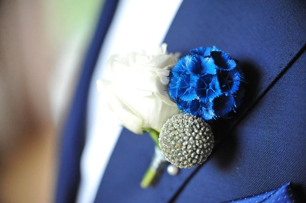Las fotos que no pueden faltar en tu boda: el 'boutonniere' del novio