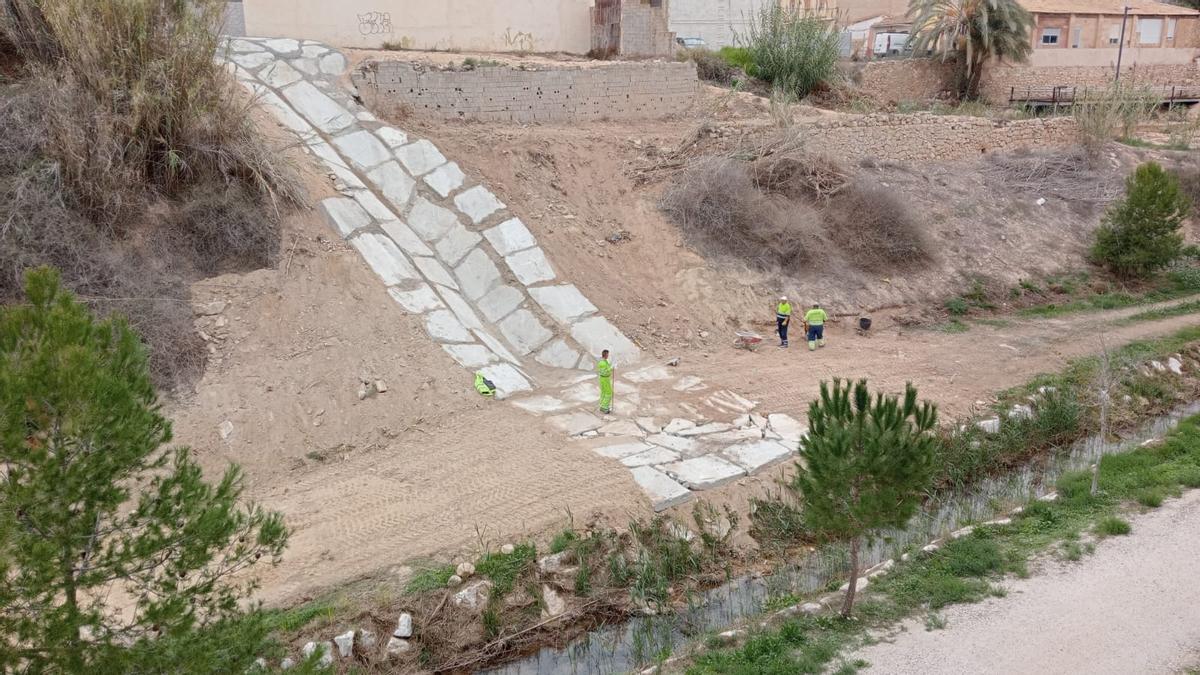 El talud reparado.
