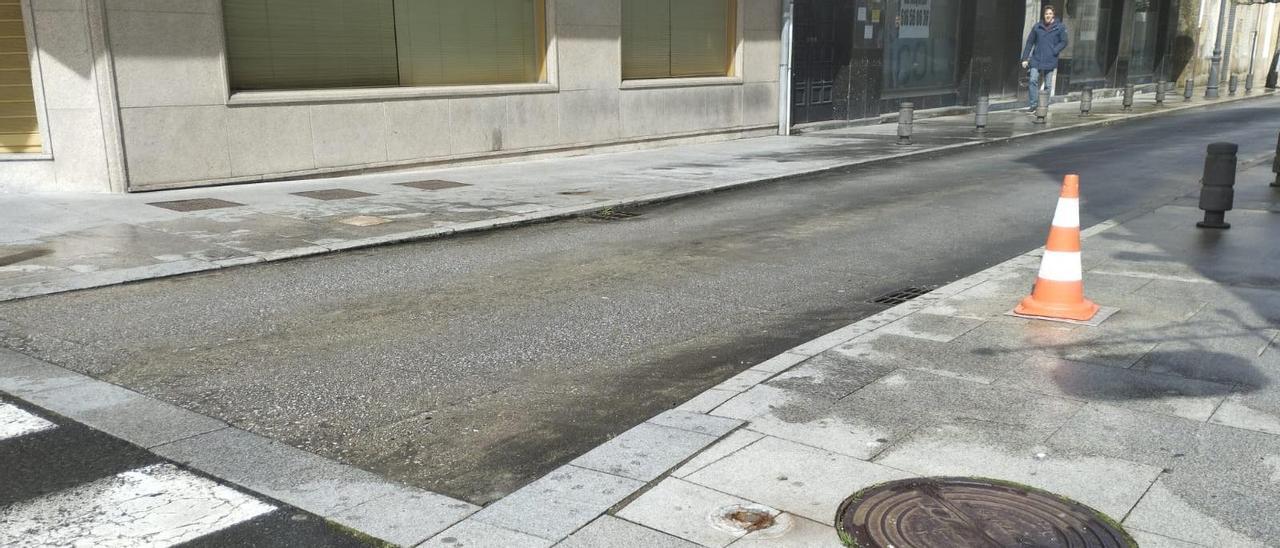 Estado actual del cruce de la Farola hacia la calle Don Nicolás donde diferentes accidentes destrozaron la farola, un banco y varios bolardos.