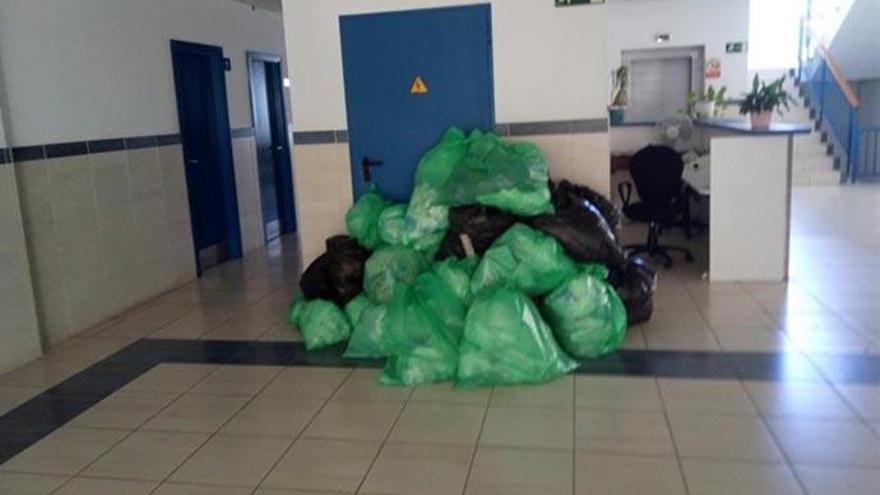 Basura acumulada en un centro de salud de Tenerife.