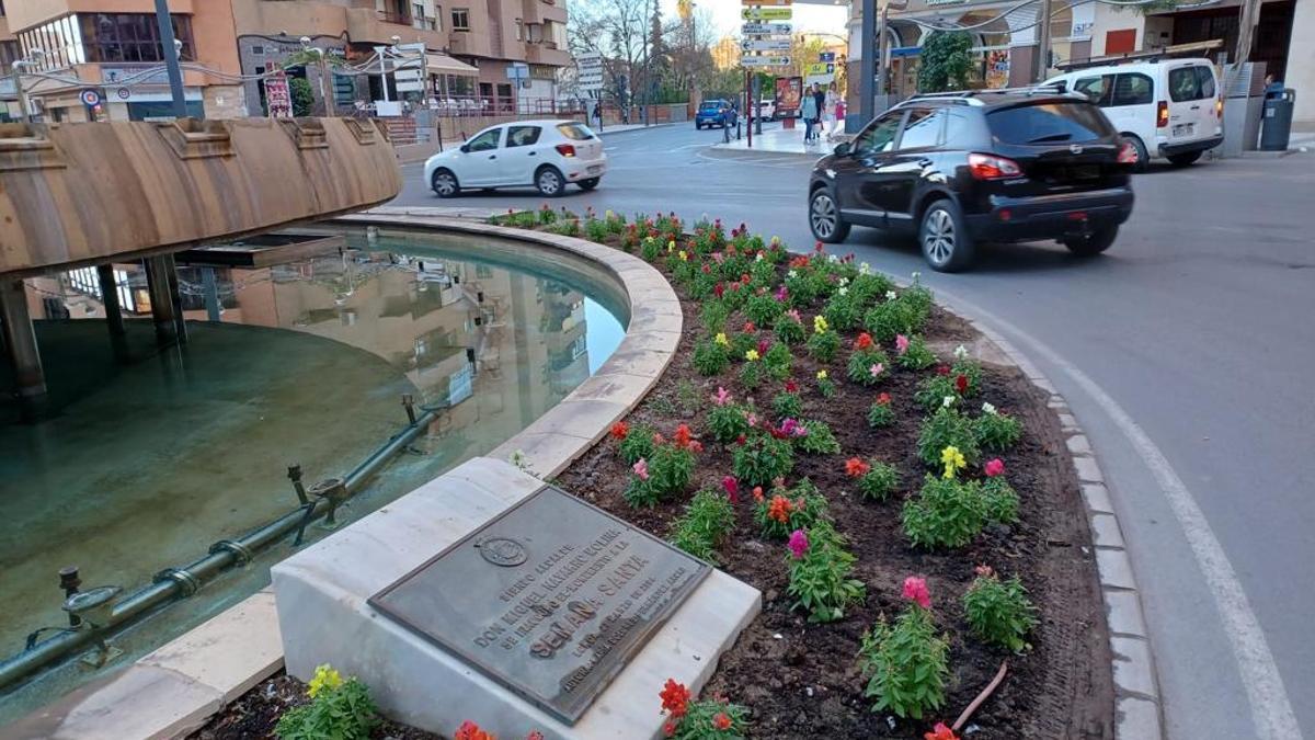 El jardín que circunda la fuente de la Plaza del Óvalo con la nueva jardinería que se acaba de colocar.