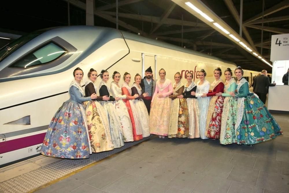 11 falleras mayores desfilan en Fitur para presentar las Fallas