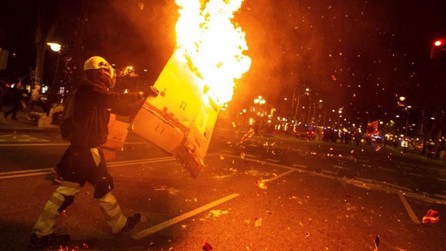 Un radical prende fuego a un cartón en Barcelona.