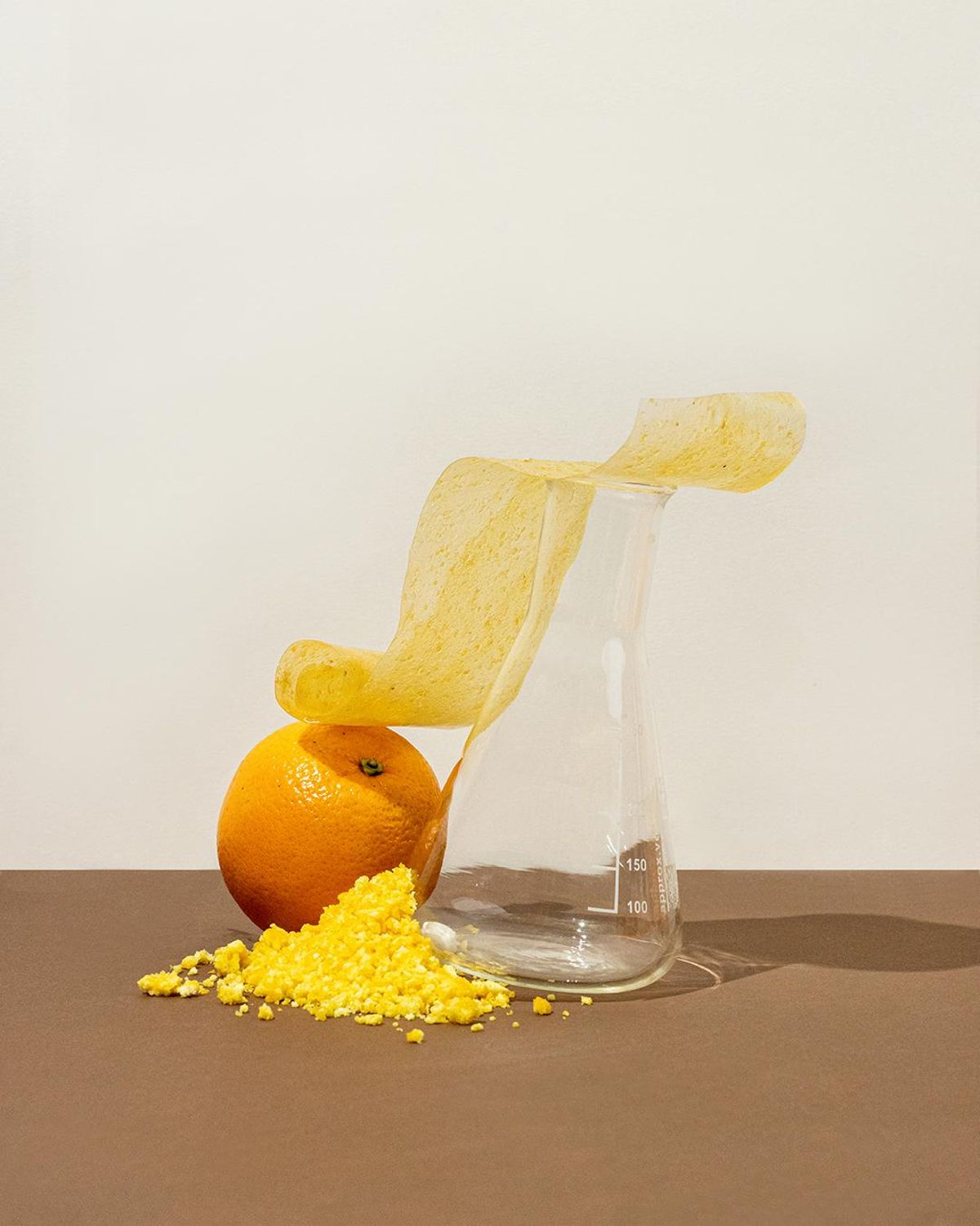 Un ejemplo de las láminas creadas por Remonda a partir de cáscaras de naranja amarga como primer biomaterial que está en proceso de ser patentado.