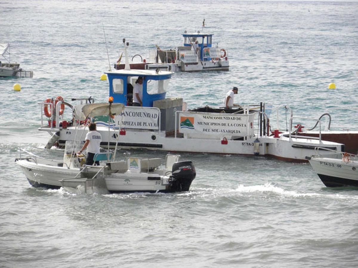 Embarcaciones «quitanatas y cazamedusas» con sede en Caleta de Vélez y dependientes de la Mancomunidad axárquica.
