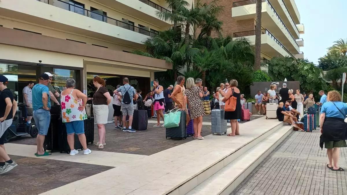 Gäste vor dem Hotel Zafiro Rey Don Jaime vor ihrer Verlegung in andere Unterkünfte.
