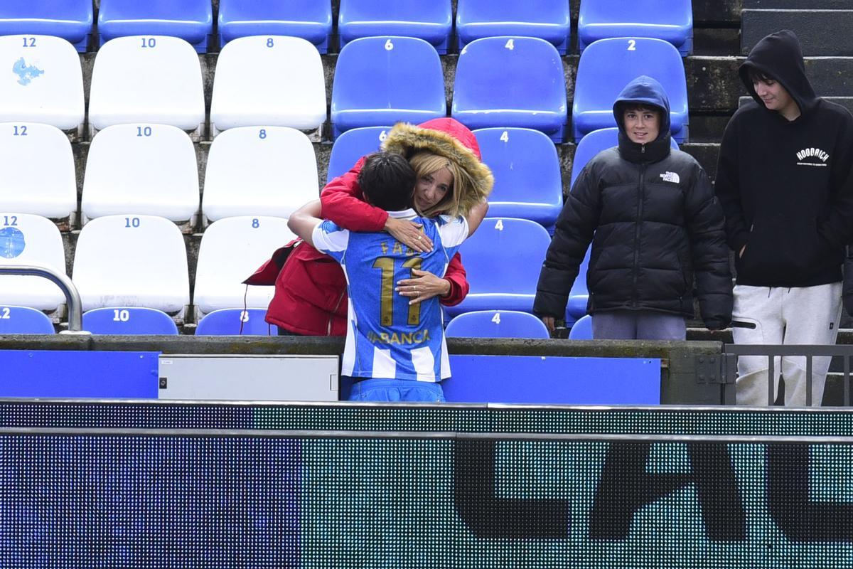 Victoria del Fabril: jugadores y afición celebran el 3-0 en Riazor Victoria del Fabril: jugadores y afición celebran el 3-0 en Riazor