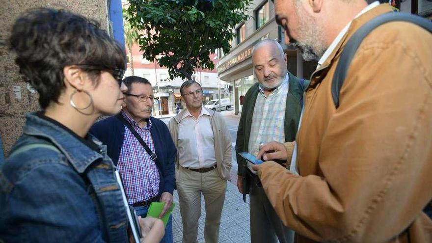 Lepanto pide mejoras en la presentación de la obra en Virxe do Camiño  |  Los vecinos y comerciantes de la calle Lepanto aprovecharon la presentación del proyecto de remodelación de Virxe do Camiño para reclamar también actuaciones en una calle, la suya, que consideran abandonada. El Concello citó ayer a comerciantes y empresarios del ámbito de Virxe do Camiño para presentar el proyecto de rehabilitación integral de esta calle, así como José Casal, Pardo de Cela y parte de Eduardo Pondal.