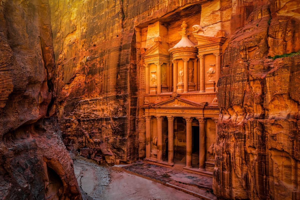 El Tesoro de Petra, conocido en árabe como Al-Khazneh, es el monumento más famoso y emblemático de la antigua ciudad nabatea (Jordania). Tallado directamente en roca de arenisca rosada en el siglo I a.C., destaca por su imponente fachada de estilo helenístico y su diseño monumental.