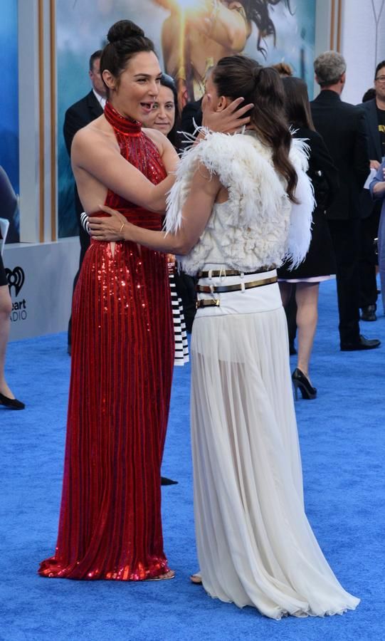 Las actrices Gal Gadot y Elena Anaya en la presentación de 'Wonder Woman'