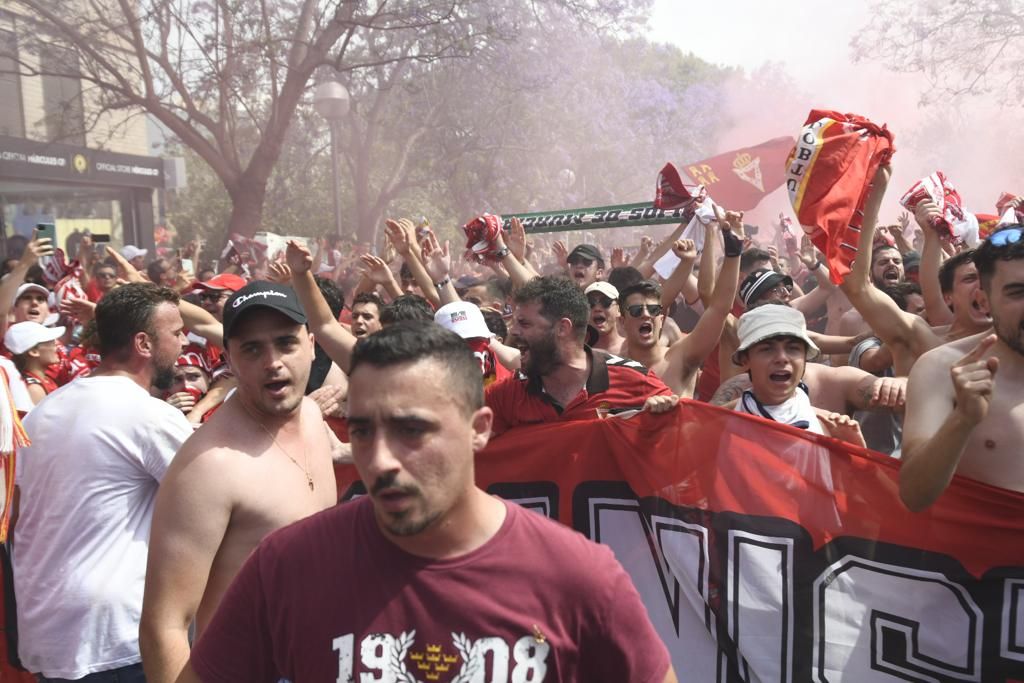 Ambiente y recibimiento a los jugadores antes del Peña Deportiva - Real Murcia