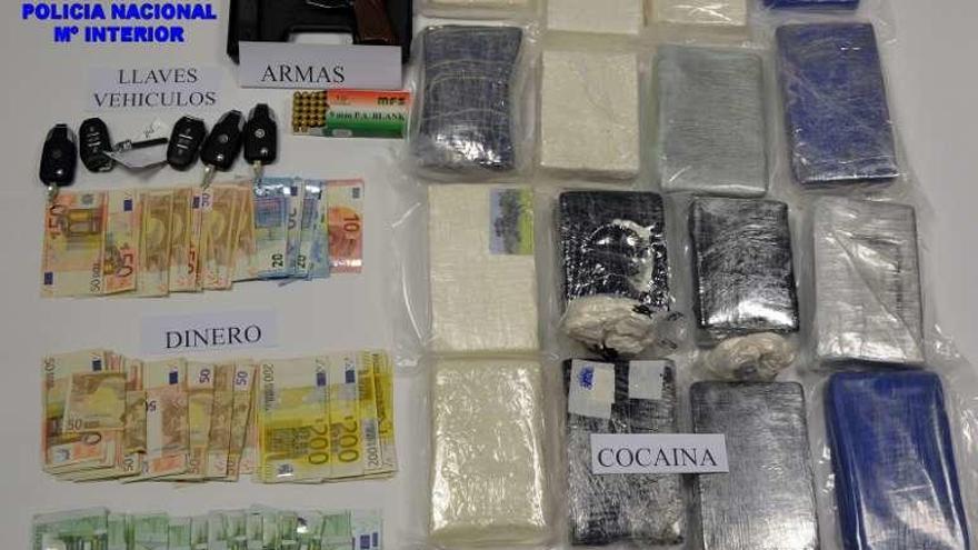 Droga, dinero, armas y otros efectos intervenidos en el operativo.