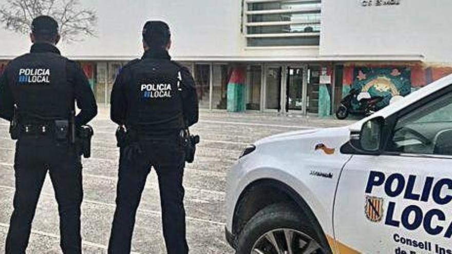 Una pareja de la Policía Local en la zona escolar de Sant Francesc.