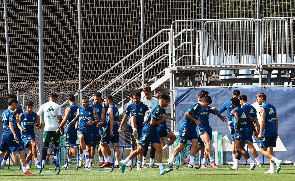 Los jugadores del Real Zaragoza, en un ejercicio de calentamiento del entrenamiento del pasado martes en la Ciudad Deportiva.