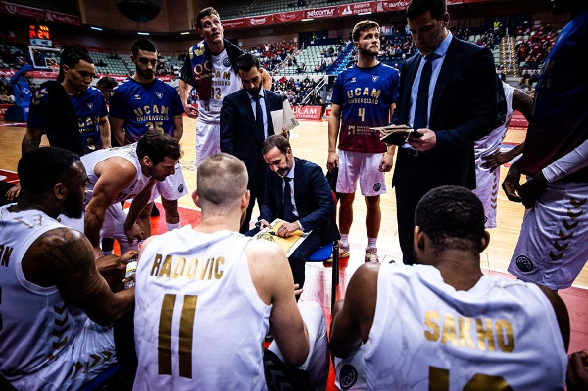 Sito Alonso prepara una jugada ante los jugadores del UCAM Murcia en la BCL.