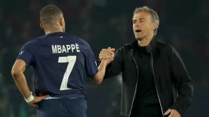 Luis Enrique trata de consolar a Kylian Mbappé tras la eliminación del PSG ante el Dortmund. 