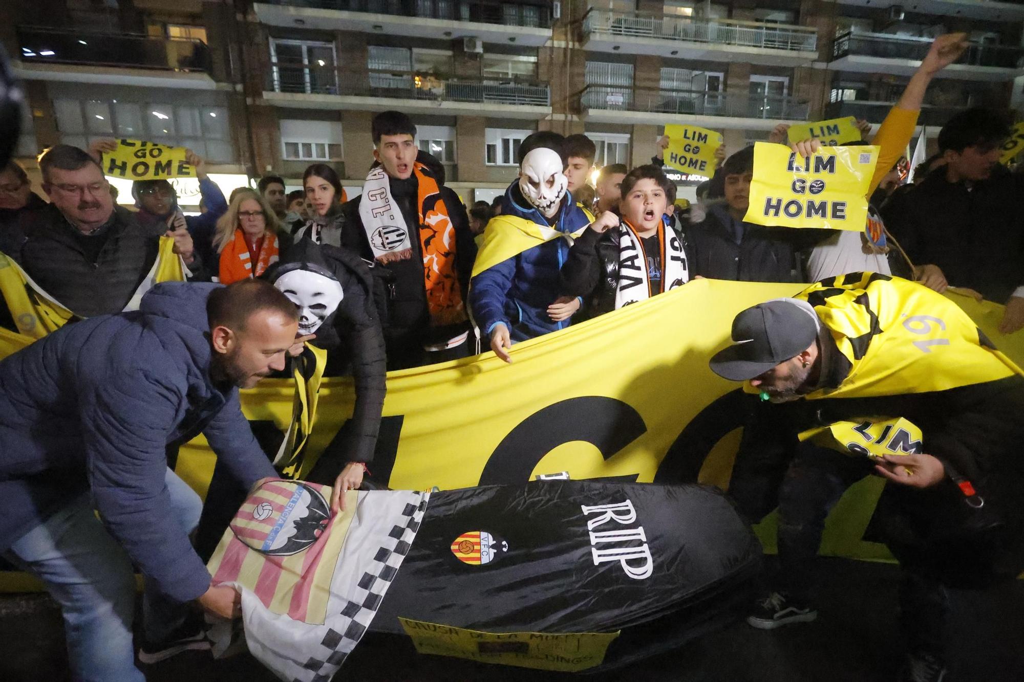 Así ha sido la protesta contra Peter Lim antes del enfrentamiento contra el FC Barcelona