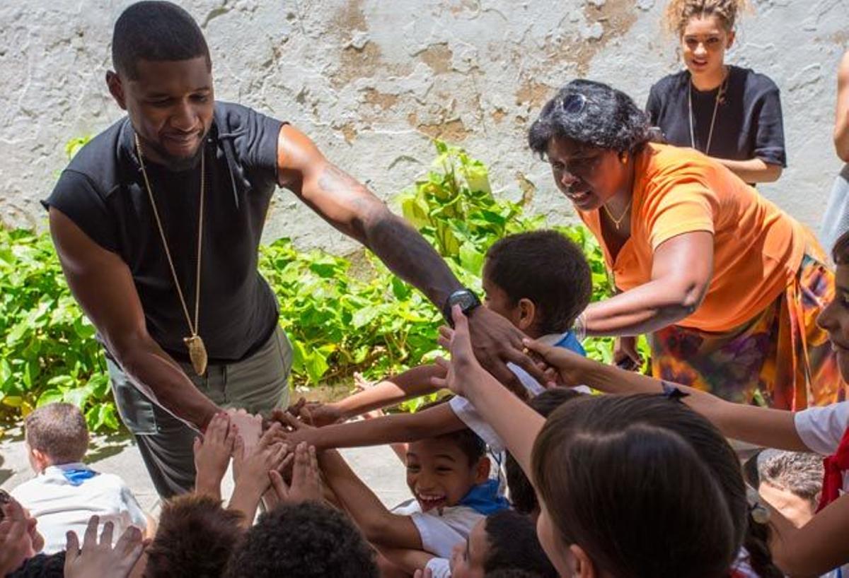 Usher visita una escuela de La Habana