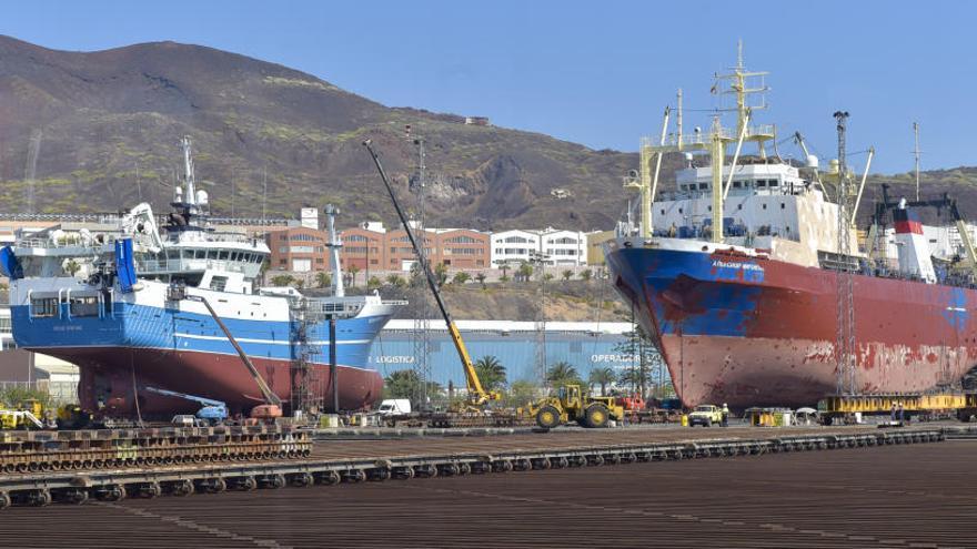 Barcos en los astilleros del Puerto de La Luz.