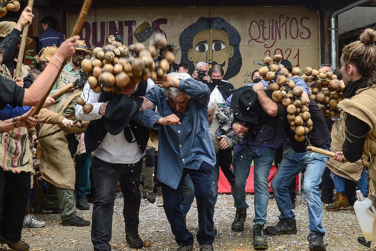 Ofertorio de las Calabazas. Los donantes reciben un cariñoso aporreo.