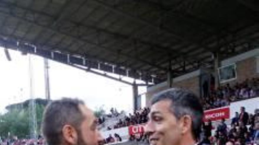 Machín i Muñiz se saluden abans de l&#039;últim Girona-Alcorcón.