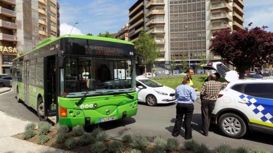 L&#039;autobús afectat i un vehicle de la Policia Local, al lloc dels fets