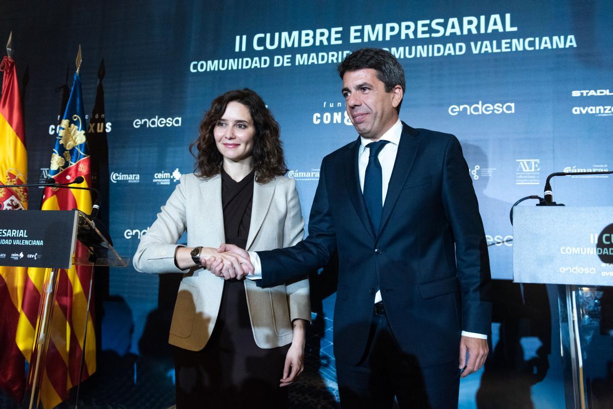La presidenta de la Comunidad de Madrid, Isabel Díaz Ayuso, y el presidente de la Generalitat Valenciana, Carlos Mazón, se dan la mano durante la II Cumbre Empresarial Comunidad de Madrid-Comunidad Valenciana, en el Real Casino de Madrid, a 12 de diciembre de 2023, en Madrid (España). La Cumbre está centrada en los ámbitos del transporte y la logística, así como la movilidad y la energía. La Asociación Valenciana de Empresarios (AVE) asegura que este encuentro sirve para "impulsar la colaboración entre regiones". Madrid es el principal mercado para las empresas de la Comunitat Valenciana en territorio español, y de Madrid dependen hasta un tercio de todas las operaciones de compraventa de bienes y servicios que realizan las compañías valencianas dentro de España. 12 DICIEMBRE 2023;CUMBRE;MADRID;COMUNIDAD VALENCIANA;CUMBRE EMPRESARIAL;ECONOMIA Gustavo Valiente / Europa Press 12/12/2023. CARLOS MAZÓN;ISABEL DÍAZ AYUSO;Gustavo Valiente
