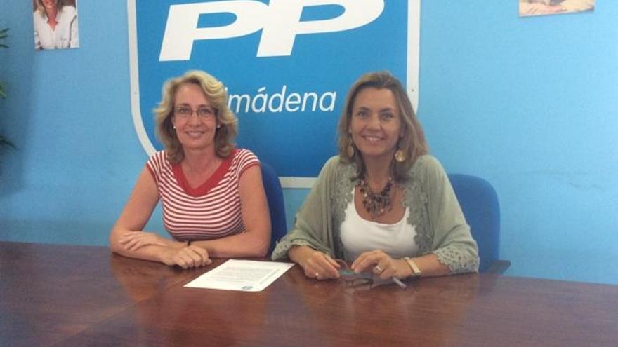 La presidenta del PP de Benalmádena, Paloma Gálvez, y la portavoz del PP, Concha Cifrián.